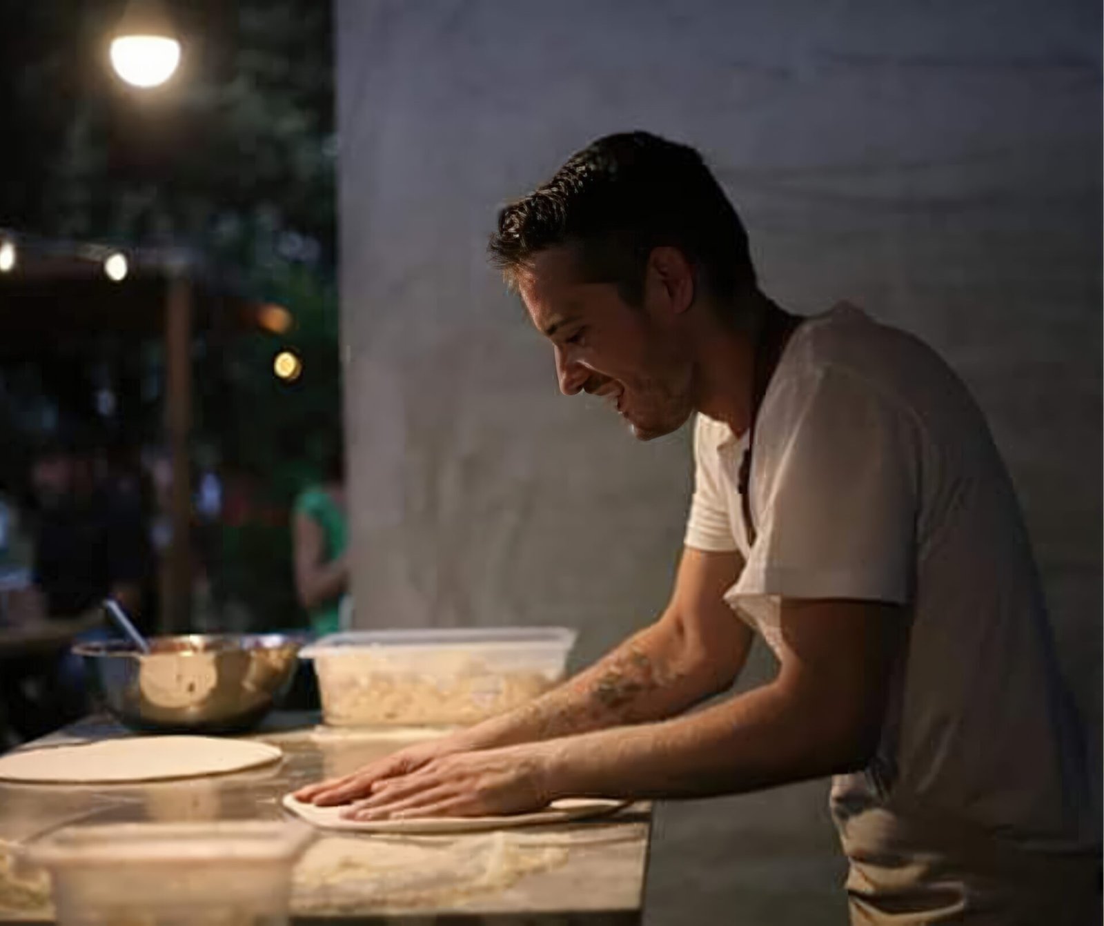 Nella fotografia Andrea Piccolo, titolare di "Laboratorio in Fermento" mentre prepara una delle sue pizze contemporanee